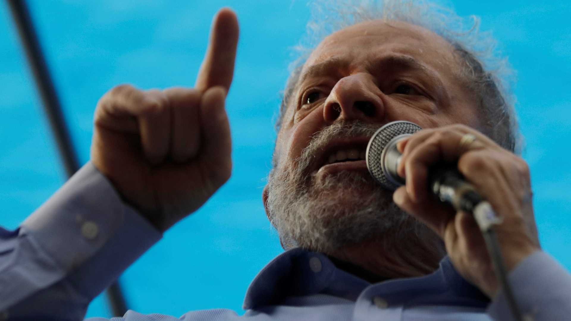 PT fixa cartazes em campanha contra prisão de Lula REUTERS / Paulo Whitaker
