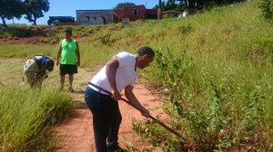 Abandonadas pela administração municipal, Chiquinho Telles e equipe de voluntários limpam praças da capital