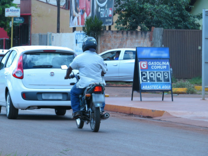 Mesmo com gasolina custando em média R$ 3,33 postos vendem por R$ 2,99 Alguns postos estão com promoção no preço, mas consumidor precisa 'garimpar' (Foto: Thalyta Andrade)