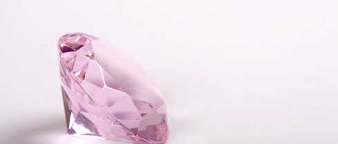 Diamante rosa é vendido por valor recorde em leilão © iStock