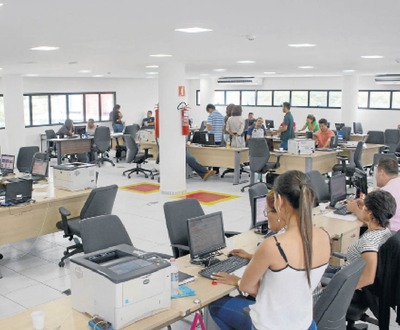 Contribuintes buscam valores pagos da taxa do lixo na Central do Cidadão, na Capital - Foto: Paulo Ribas/Correio do Estado