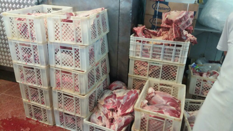Carne que saiu da Capital é roubada e recuperada pela polícia no Paraná Parte da carga receptada pelo empresário foi recuperada pela polícia - Foto: Polícia Cívil PR