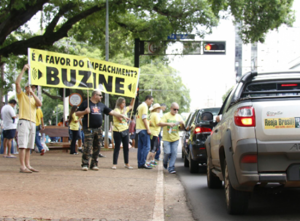 Manifestantes distribuem panfletos e colam adesivos (Marithê Lopes)