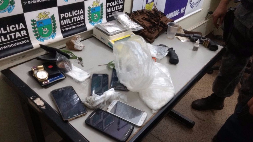Criminosos morrem em troca de tiro com a PM em Dourados Drogas, armas e objetos foram apreendidos em um dos locais onde ocorreu confronto - Fotos: Osvaldo Duarte