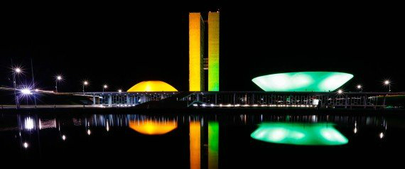 Imagem noturna da área externa do Congresso Nacional do Brasil (Futura Press)