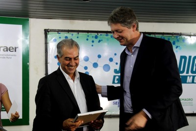 Governador Reinaldo Azambuja e o secretário da Semagro, Jaime Verruk, no lançamento da Jucems Digital.

