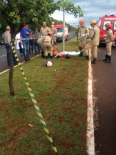 O motociclista morreu no local (Foto: David Magela)