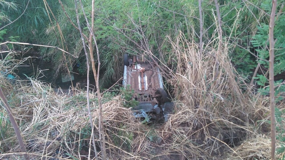 Carro caiu no córrego Serradinho e ficou com as rodas para cima (Foto: Osvaldo Nóbrega)