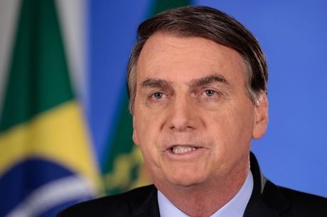 "Lógico que preocupa", diz Bolsonaro sobre socorro a Estados
