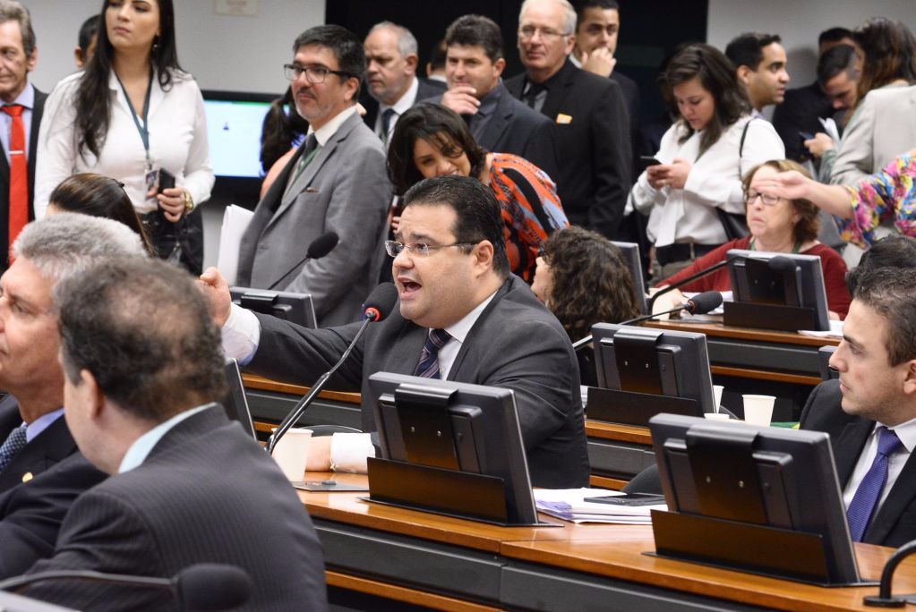 Deputado apresenta projeto de isenção de imposto para pessoas com deficiência Projeto foi aprovado por unanimidade após leitura do relatório do deputado Fábio Trad (Foto: Cláudio Basílio de Araújo)
Parlamentar é o relator do projeto que amplia a isenção de imposto de renda a pessoas com deficiência física, visual, auditiva, mental severa ou profunda, autismo e aposentado por invalidez.
Daniel Machado, Assessoria
Segundo Organização das Nações Unidas (ONU), as pessoas com alguma deficiência enfrentam um aumento de custo de vida em um terço de sua renda. “Assim, não há dúvidas de que a concessão de benefícios tributários que diretamente atinjam esses indivíduos é medida que colabora em asseverar sua dignidade humana”, disse o deputado Fábio Trad (PSD/MS).