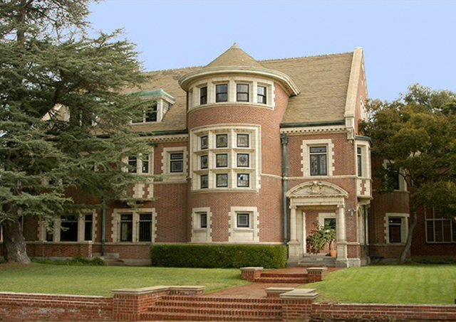 A mansão fica em Los Angeles e tem nove quartos (Foto: Reprodução)