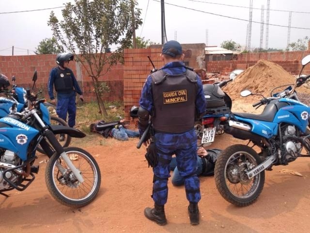 Dupla de paraguaios é presa, após roubar mulher e menores em frente à escola (Foto: Divulgação)