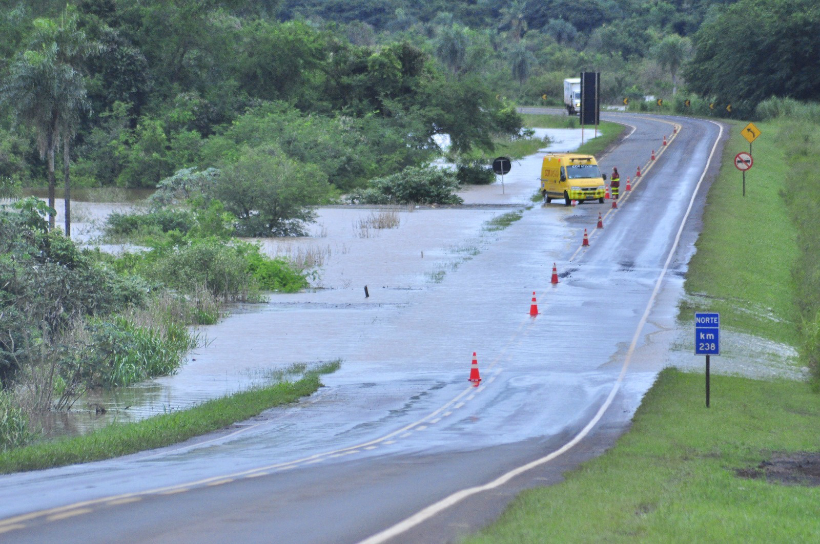 Rio Dourados está cheio mas não compromete abastecimento Rio Dourados transborda e já passa rodovia. Abastecimento ainda não é causa de problemas para a cidade(Foto: Eliel Oliveira)
