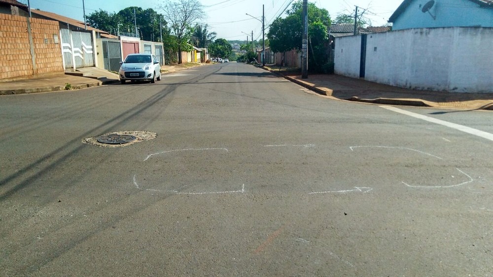 Local da colisão entre carro e moto, na Vila Marli, em Campo Grande (Foto: Osvaldo Nóbrega)