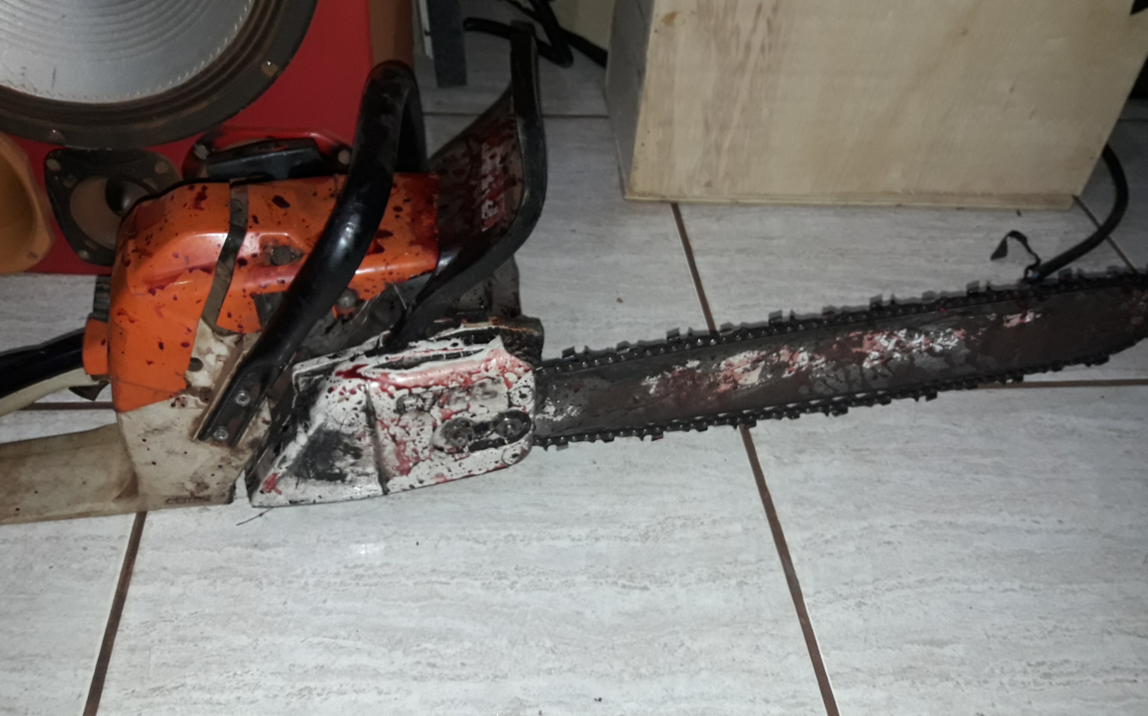Após discussão, homem tenta matar outro com motosserra Marcas de sangue da vítima ficaram na motosserra. Olimar Gamarra