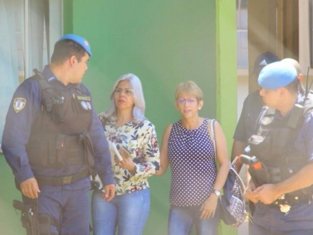 Irmã do guarda municipal (de cabelos brancos)  acompanhado por guardas municipais na saída do Imol (Foto: André Bittar)