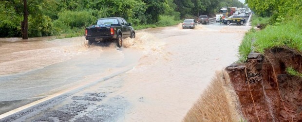 Motoristas ainda precisam ter cuidado ao transitar pela BR Foto: Rhobson