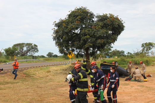 Equipes de salvamento reunidas durante simulação de acidente com gás.

