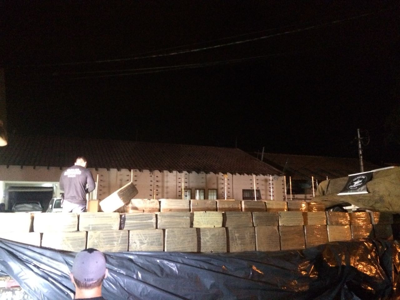 Droga foi descoberta em caminhão, abordado em rodovia paranaense na tarde desta segunda-feira (19). (Foto: Divulgação/Denarc)