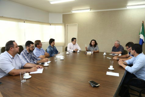 ‘No limite’, Saúde vai reduzir atendimento aos municípios Prefeita Délia Razuk reunida com secretários e técnicos das pastas da Saúde e da Fazenda – A. Frota