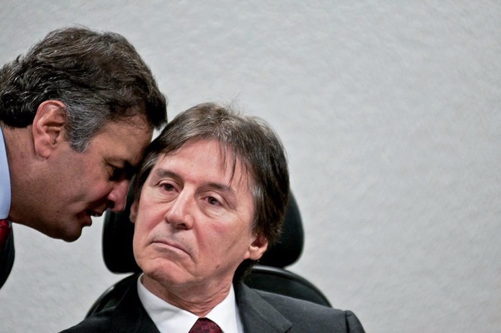 enador Aécio Neves (PSDB-MG) conversa com o senador Eunício Oliveira (PMDB-CE). (Foto de arquivo) (Foto: Arthur Monteiro/Agência Senado)