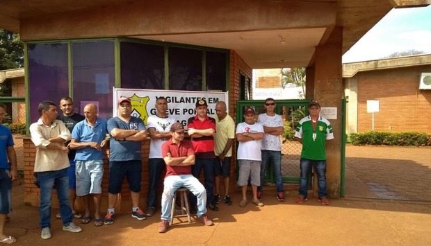 Terceirizados do Detran-MS seguem com paralisação Terceirizados do Detran-MS seguem com paralisação