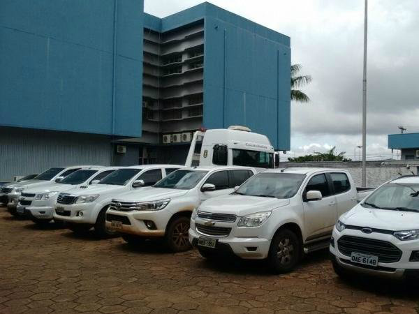 Justiça agenda para maio leilão de aviões e carros de chefão do tráfico Parte dos carros apreendidos pela PF durante a operação e que serão leiloados em maio (Foto: André Bittar)
