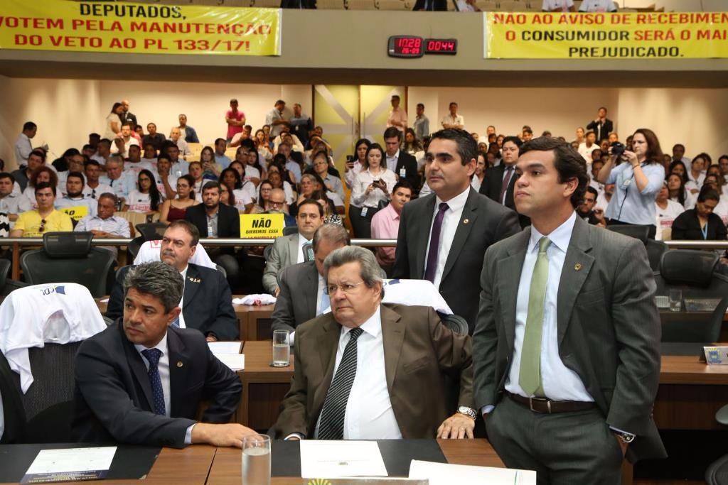 Sessão de ontem na AL MS, quando comerciantes manifestavam sobre derrubada do veto.