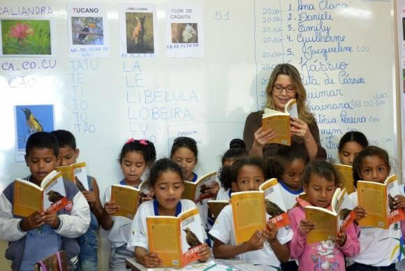 De acordo com a Base Nacional Comum Curricular, até o 2º ano do ensino fundamental, geralmente aos 7 anos, os estudantes deverão ser capazes de ler e escrever - (Elza Fiuza/ Agência Brasil)

