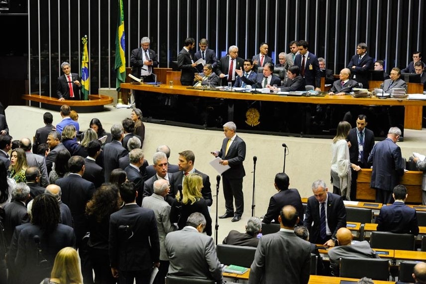 Congresso derruba vetos presidenciais e altera regras de adoção