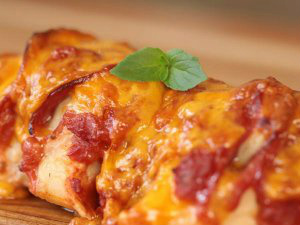 Aprenda a preparar um frango recheado com queijo e salame num instante