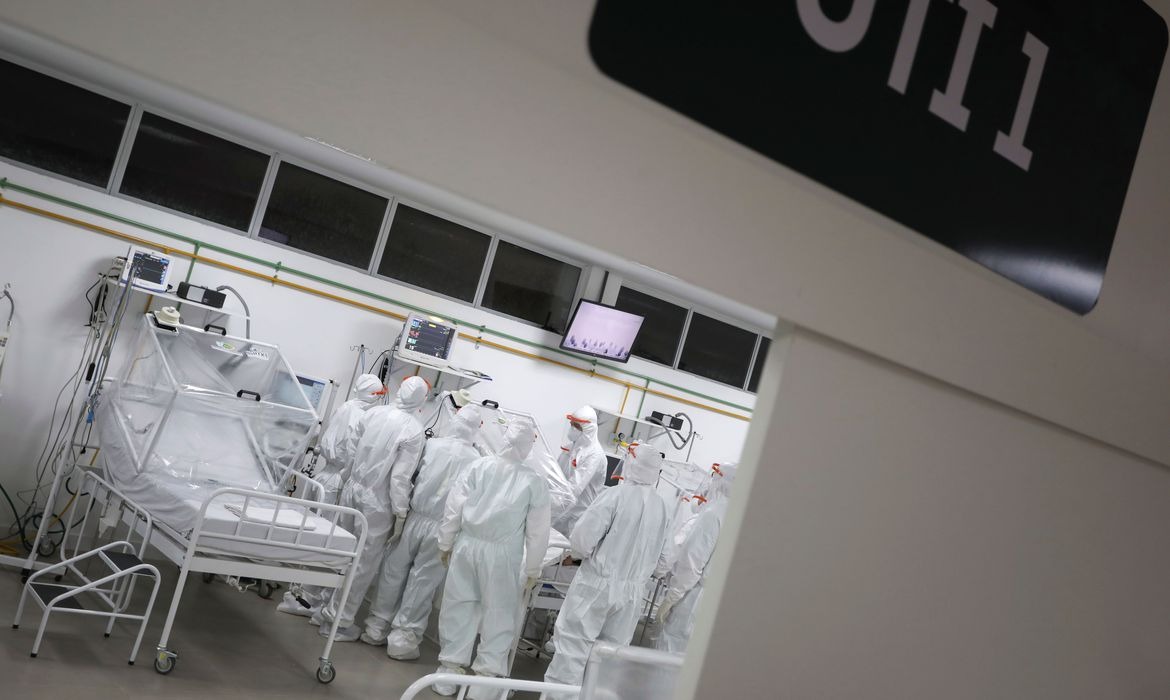 Covid-19: Brasil tem mil novas mortes e total chega a 21.048 Reuters / Bruno Kelly