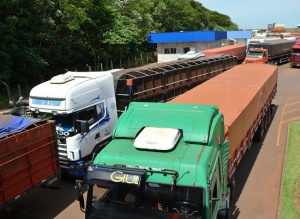 Tem dia que cerca de 150 caminhões chegam a ficar na fila esperando atendimento na Receita Federal. (Foto: César Galeano, de Mundo Novo)