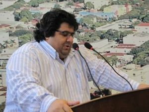 O farmacêutico Racib Panage Harb questiona a criação do subsídio na mesma legislatura e diz que a gratificação contraria a Constituição (Foto: Douranews)