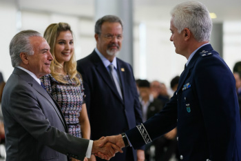Ministro diz que quer enviar em maio texto da reforma na aposentadoria de militares O ministro da Defesa, Raul Jungmann (ao fundo), acompanhou cerimônia de promoção de oficiais das Forças Armadas ao lado do presidente Michel Temer e da primeira-dama Marcela (Foto: Beto Barata/PR)