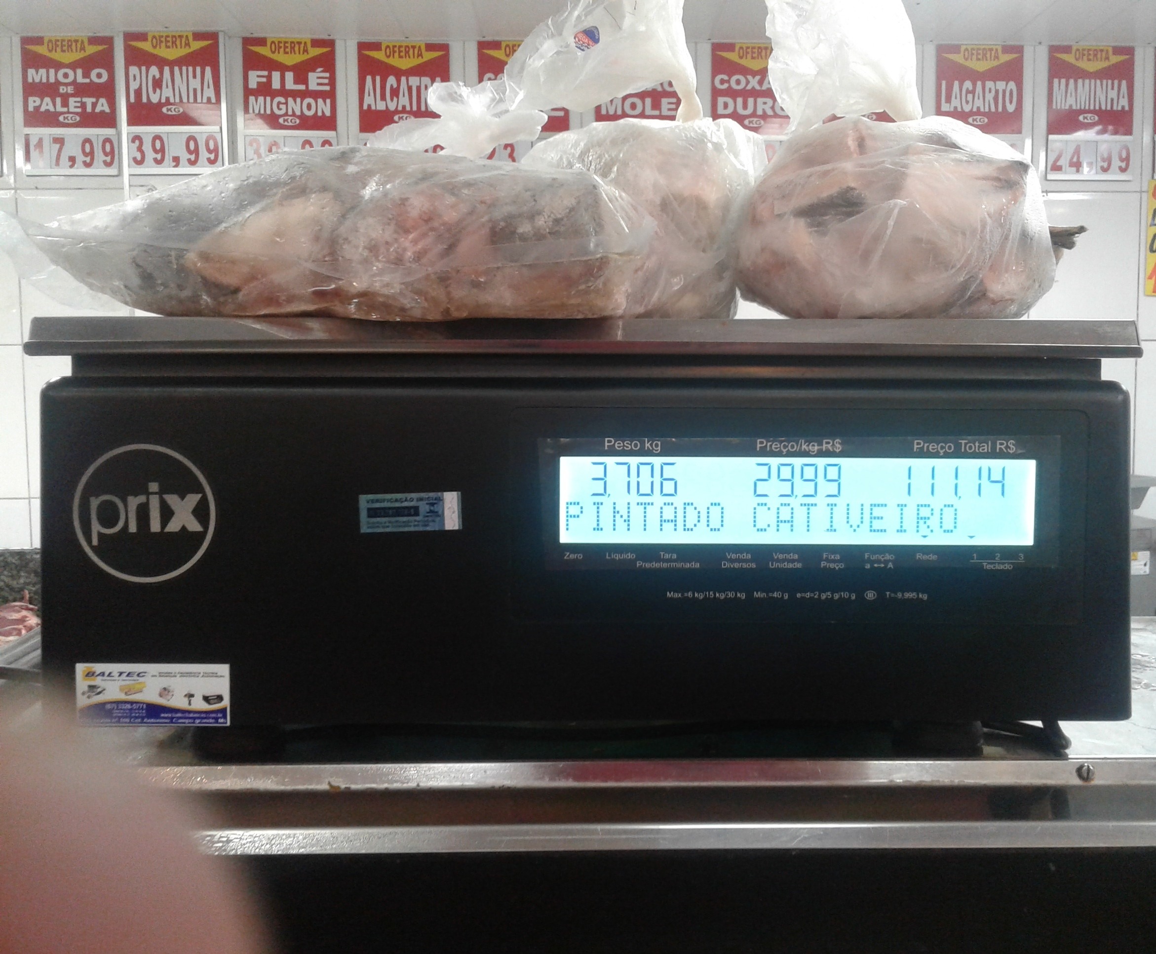 Durante fiscalização, Procon descarta de carne de carneiro e peixes a bebidas
