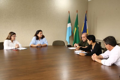Prefeita Délia debate etapas finais do Plano Municipal de Saneamento Básico Secretário Tahan Mustafa e técnicos da Semop tratam com a prefeita Délia sobre o Plano de Saneamento