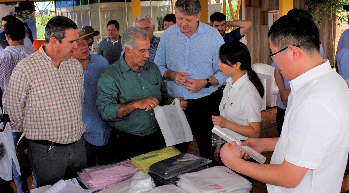 Durante o Shoewtec, governador e secretários de MS conheceram produtos feitos a partir do milho. Chico Ribeiro