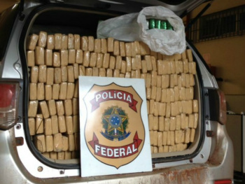 Droga ocupava espaços nas carrocerias e cabines dos dois veículos (Foto: PF/Divulgação)