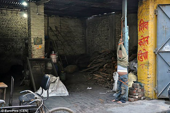 menino amarrado e espancado na india porque pais n pode pagar divida.jpg