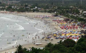 Banho de mar, vida noturna e lazer para todos os bolsos Movimentada Praia da Enseada, no Guarujá. Foto: Divulgação