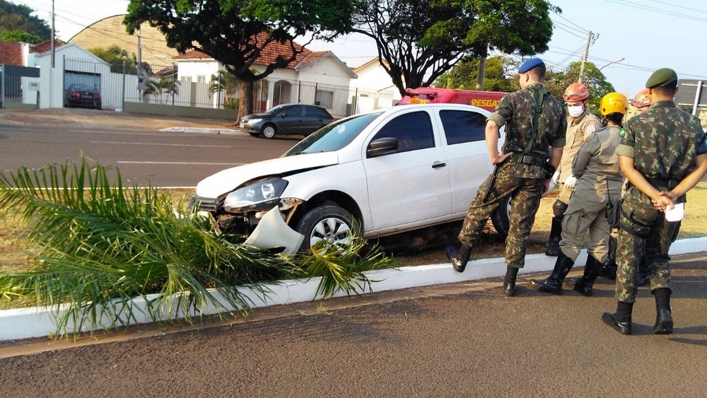 Acidente na manhã desta quinta-feira (28), na avenida Duque de Caxias, em Campo Grande, MS (Foto: Osvaldo Nóbrega)