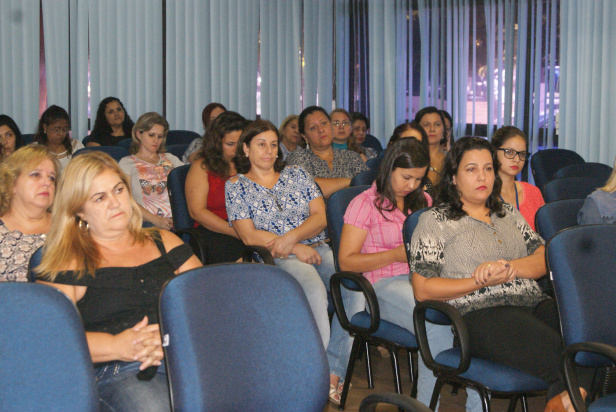 Subsecretaria de Mulheres divulga programação especial para o Mês de Março Servidoras da Sedhast e Semade durante palestra proferida pela técnica da SPPM
