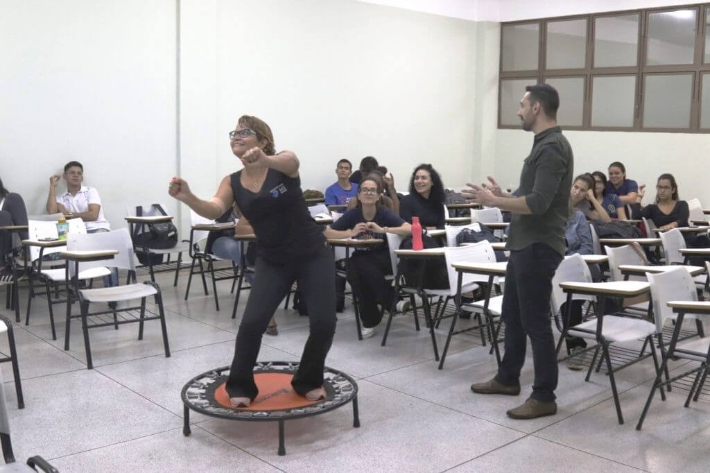 Universidade utiliza jogos de videogame em aula sobre reabilitação de atletas Professor Renato Silva Nacer orienta aluna em aula sobre lesões em atletas. Divulgação