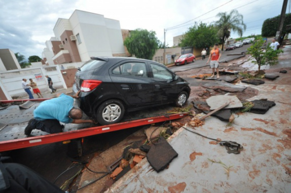 Carro precisou ser rebocado após ser arrastado pela enxurrada na rua Frutuoso Barbosa. (Foto:Marcelo Calazans)