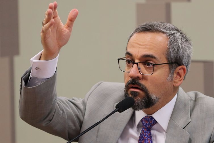 Oferta de vagas em ensino superior a distância é maior que presencial O ministro Abraham Weintraub disse que a maior oferta de vagas no ensino a distância é uma “tendência nacional e mundial” (Arquivo/Fabio Rodrigues Pozzebom/Agência Brasil)