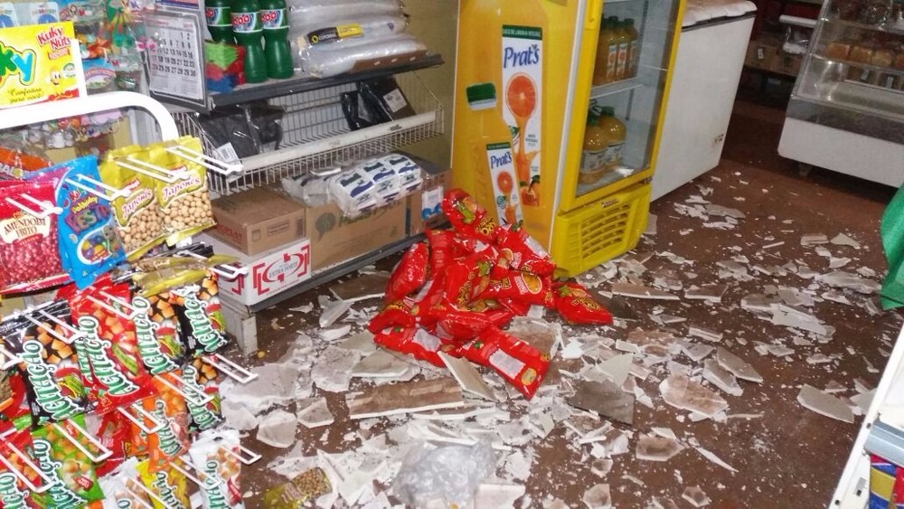 Ladrões quebraram telhado e forro de padaria em Campo Grande (Foto: Osvaldo Nóbrega)