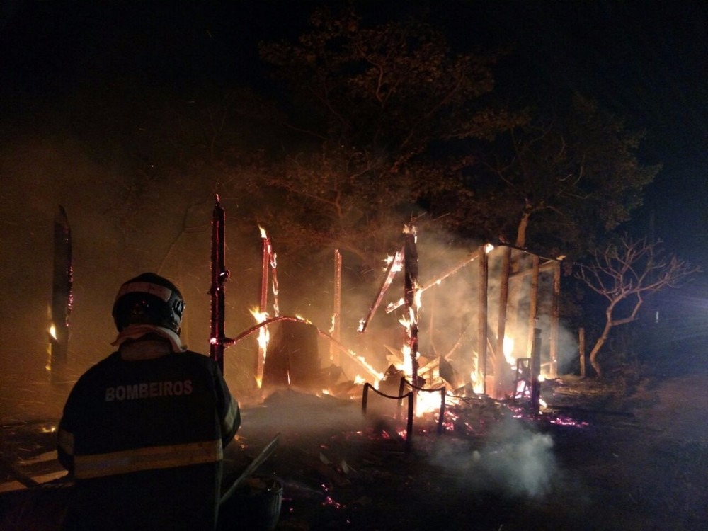 Casa foi destruída por fogo em Ladário (Foto: Corpo de Bombeiros/Divulgação)