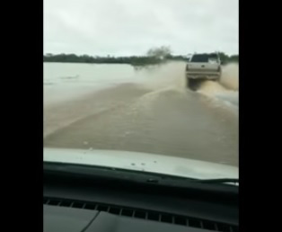 Vídeo mostra “pânico” de carona durante travessia de pista alagada Reprodução Youtub