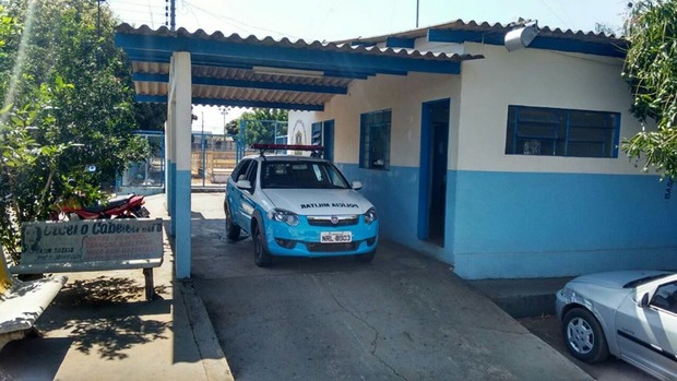 Após atirarem 4 vezes em frente à posto da PM suspeitos fogem de carro